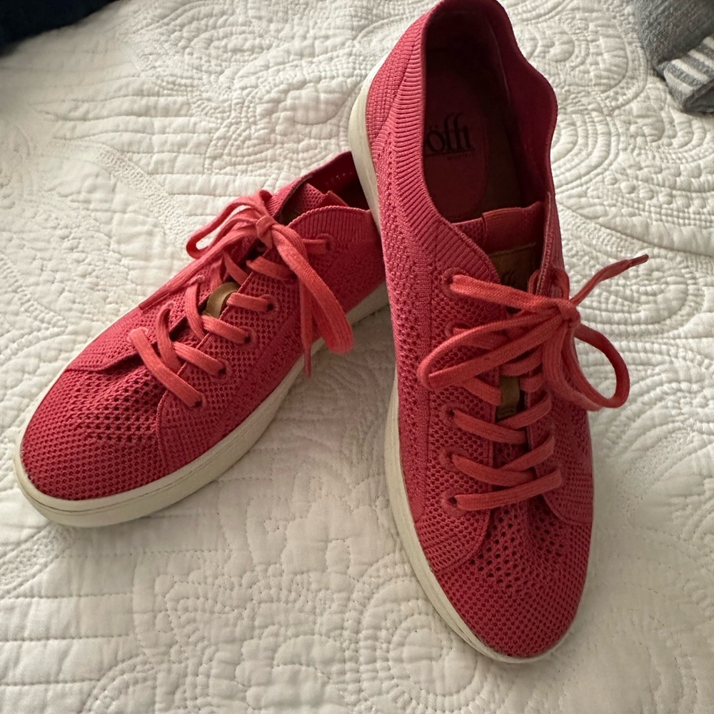 Softt Women's Coral knit Sneakers, size 7.5